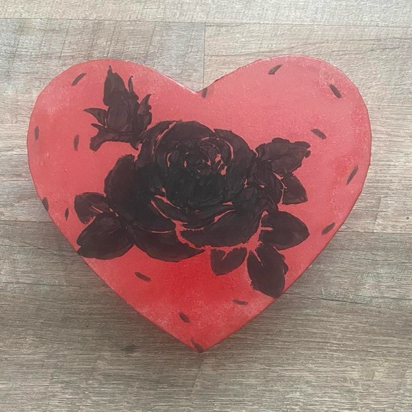 ⚠️Final Sale!!!⚠️ Red Heart-Shaped Box with Black Rose Design - Picture 1 of 3
